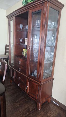 China Cabinet And Table