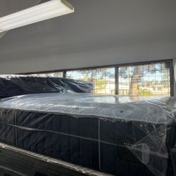 QUEEN SIZE STEARNS & FOSTER ESTATE (FIRM) MATTRESS & BOX SPRING BED SET