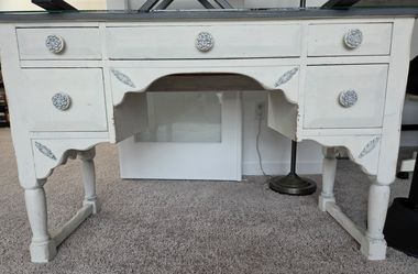 Beautiful vintage solid-wood 5-drawer desk