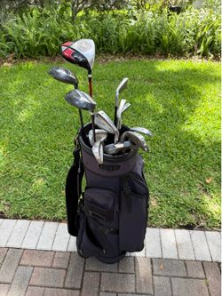Clean! Mens right handed golf club set.  Complete set with golf bag