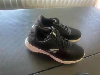 Tengo 2 pares de calzado de mujer y niña disponible