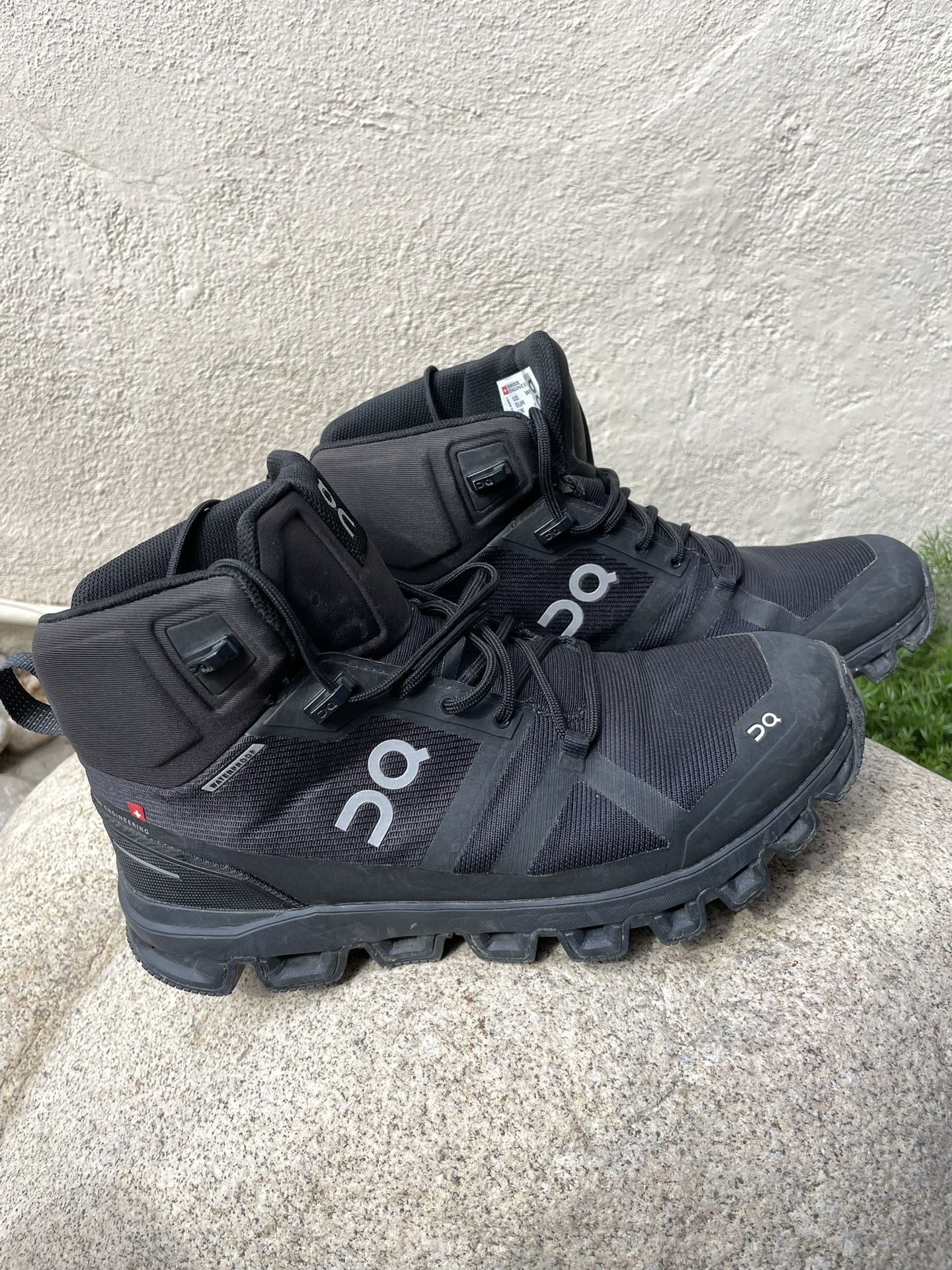 On Running Cloudrock Waterproof-Women’s Speed hiking boots, all-weather exploration, lightweight. Size 8.5