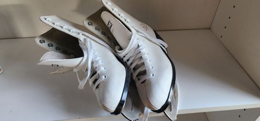 Skates size 3