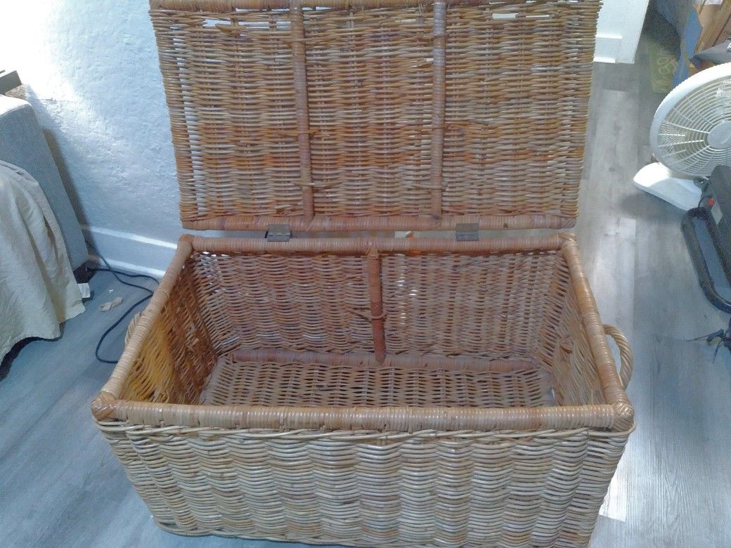 Large Wicker Basket with Hinged Lid and Handles