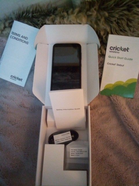Cricket Debut U319AA NEW IN THE BOX - COMES WITH ORIGINAL CHARGER AND ALL PAMPHLETS ...