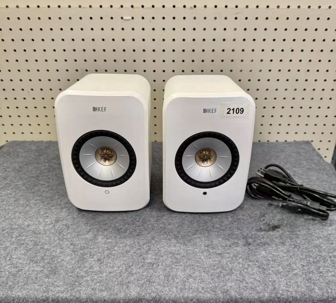 KEF LSX II LT Stone White Wireless Hi-Fi Speakers – Audiophile-Grade, Streaming-Ready, Stunning Design