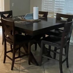Table And Set Of 6 Chairs 