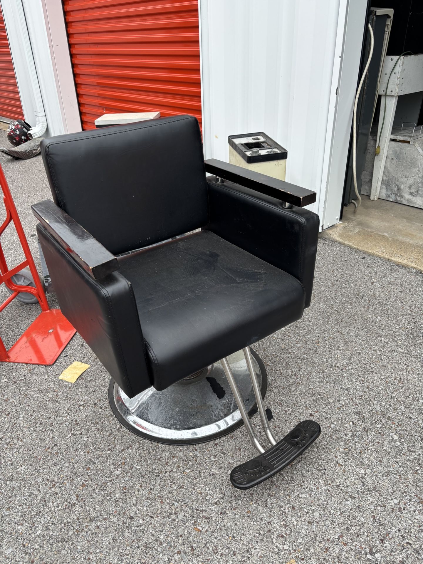 Wide Seat Styling Chair