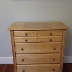 Dresser 4 drawer chest. Solid wood.