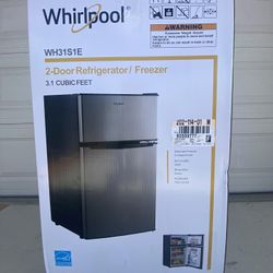 2 Door Refrigerator/Freezer 3.1 Cubic Feet 