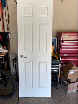 Interior door, with handle and hinges