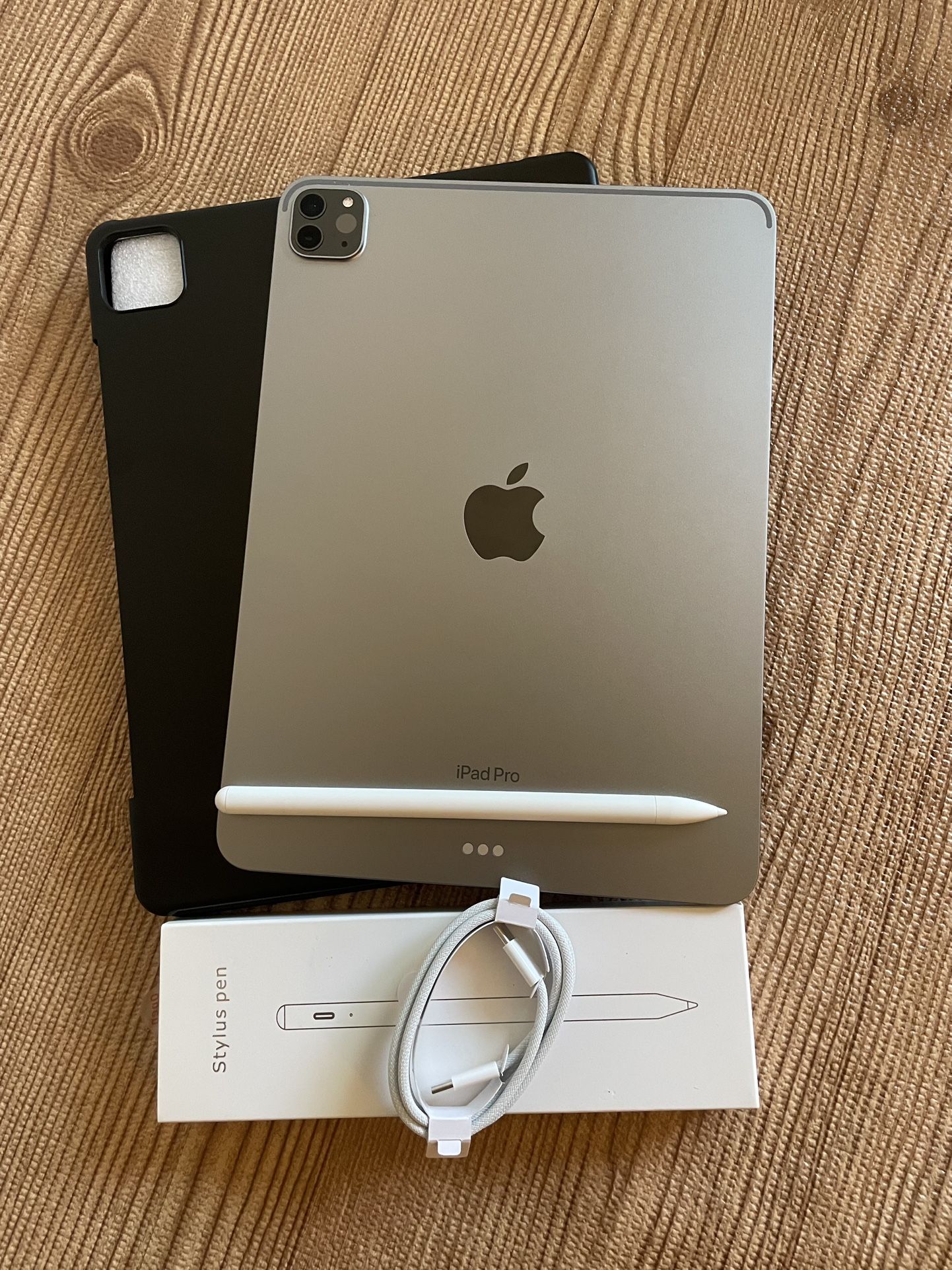iPad Pro 11” (M2 chip / 2022 model) 4th Generation 128GB with keyboard case and stylus pen