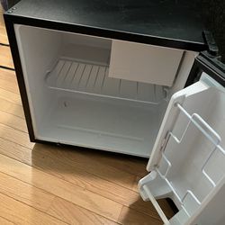 1.7 cu ft Kenmore Compact Refrigerator 