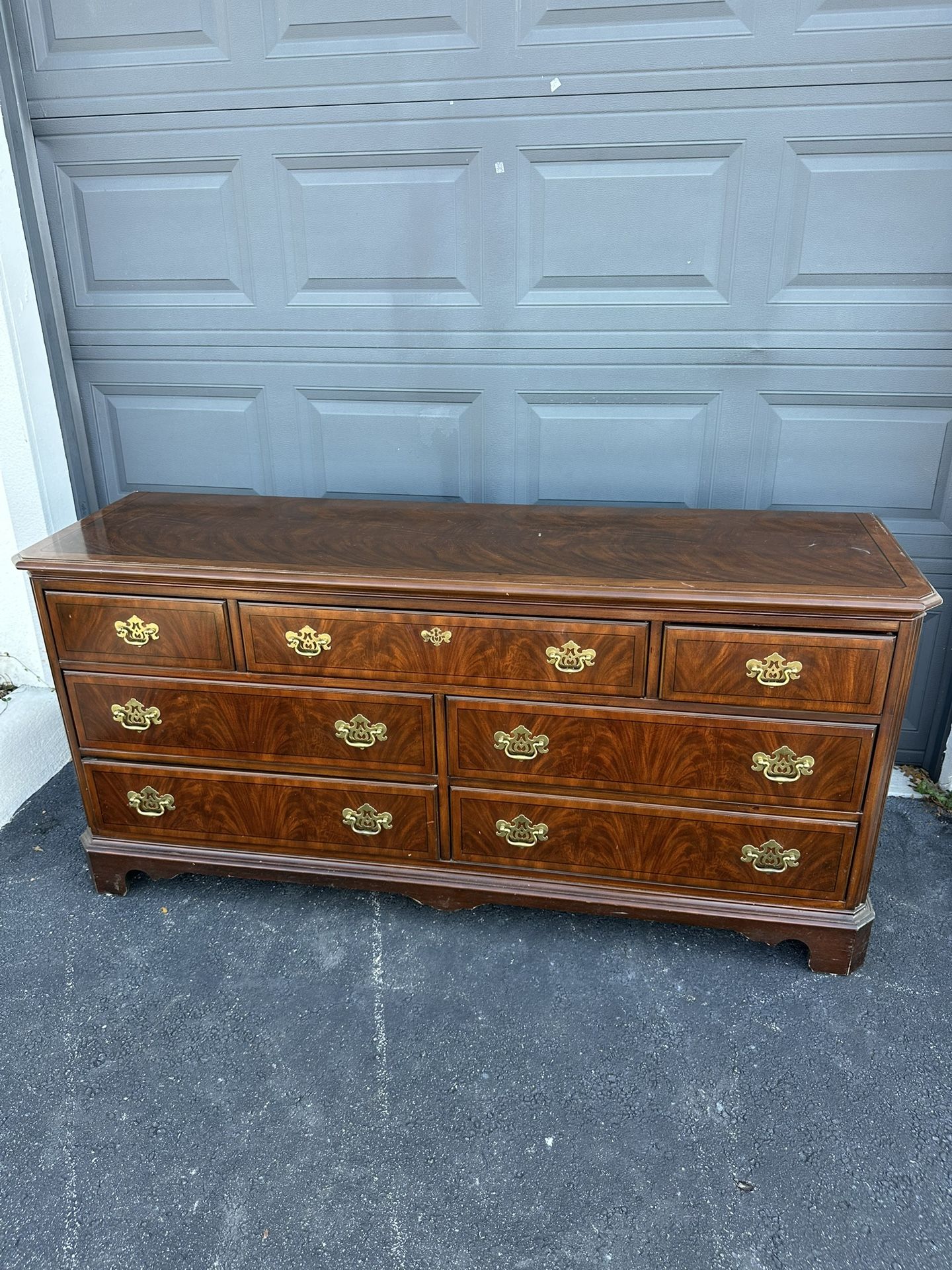 Heritage Georgian Dresser by Drexel – 7 Drawers | Solid Wood, Glossy & Beautiful