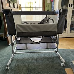 Portable Rocking Bassinet With Storage