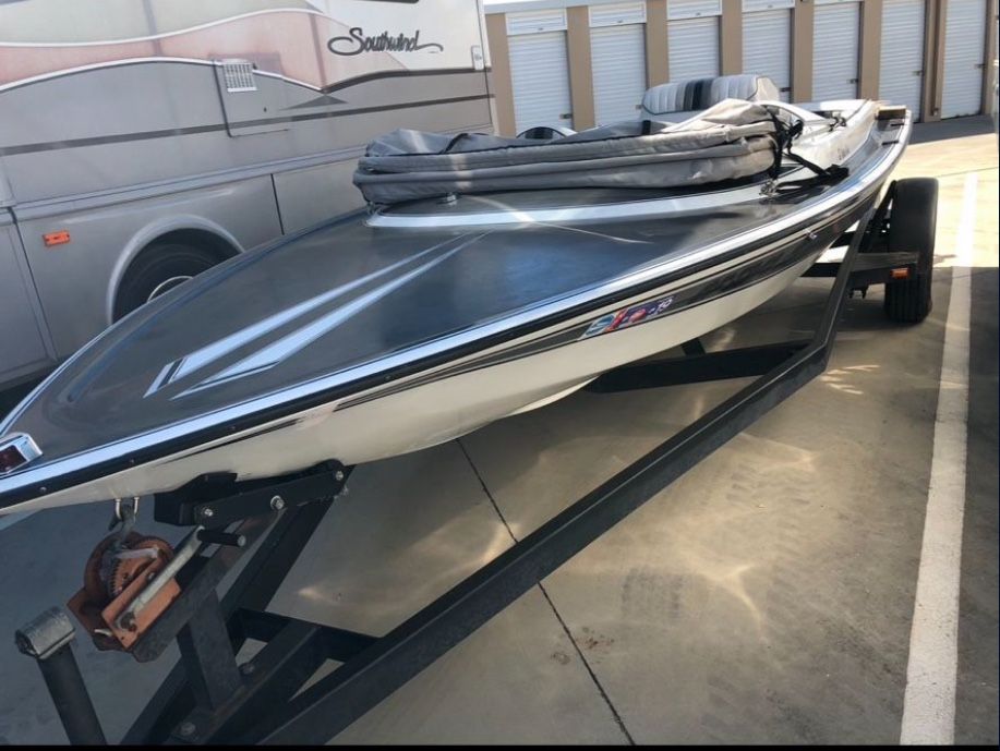 Malibu Ski boat