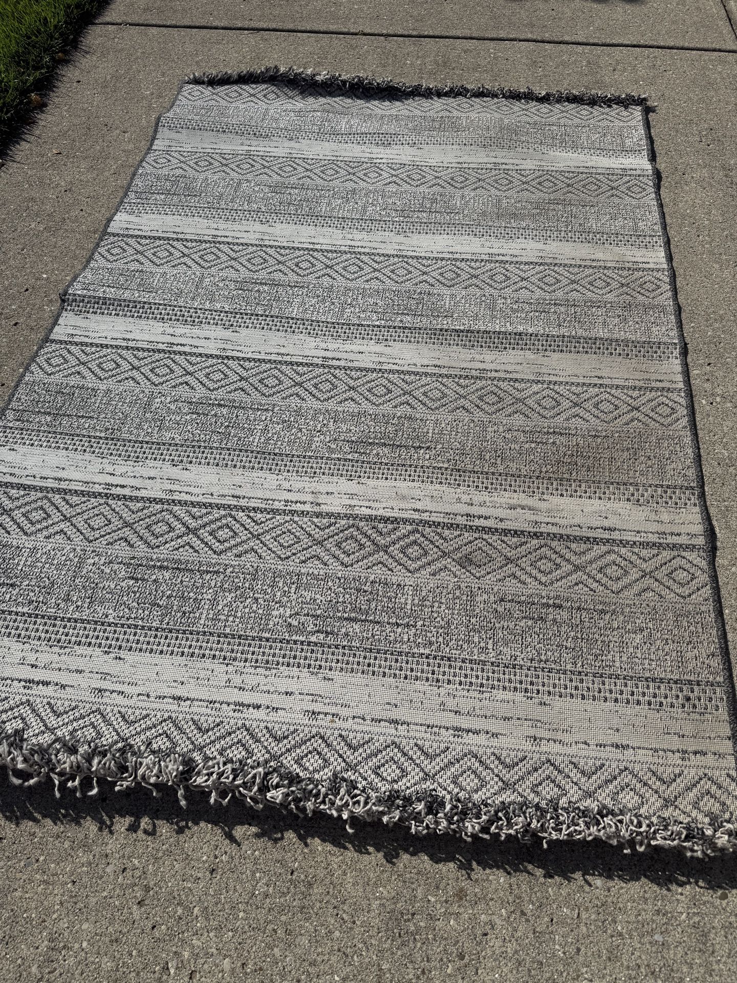 Gray 5x7’ Outdoor Area Rug in good shape!  