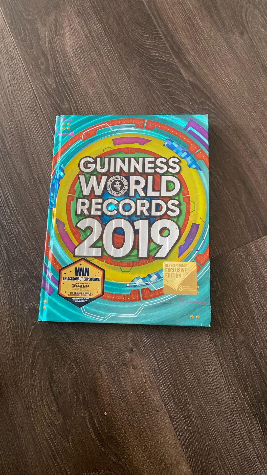 Guinness World Records 2019 $5