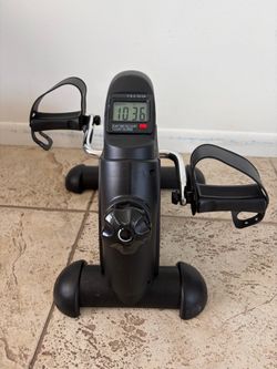 Mini Exercise Bikea / Mini bicicleta estática de ejercicio AGM para usar debajo del escritorio