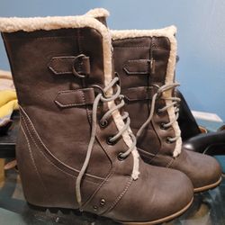 Size 8 Hidden Platform Heel Snow Boots. Brand New Never Worn