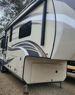Jayco Pinnacle 37' Like New