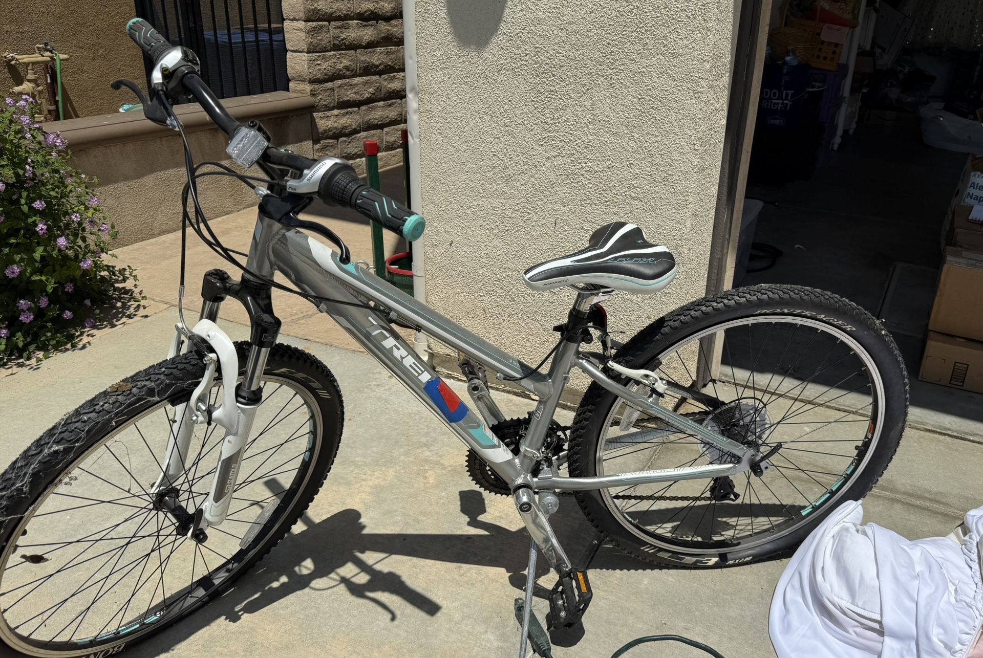 Women’s Trek Bike. Sky Series. Turquise. About 10 years old