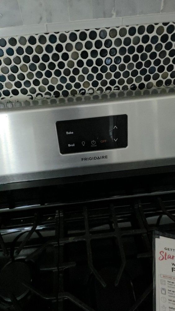 Frigidaire Gas Stove & Oven Like *NEW" PICK UP ONLY