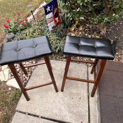Coffee Table And Barstools 