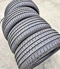 235 60 18 Goodyear tires Con 80% de Vida Las 4