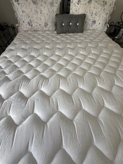 Quilted top queen size matrix with the wood base