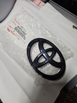 25-26 Toyota Camry Front Emblem