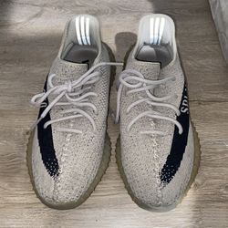 Yeezy shoes  size 8