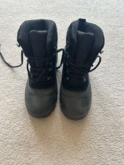 Men’s snow boots size 10