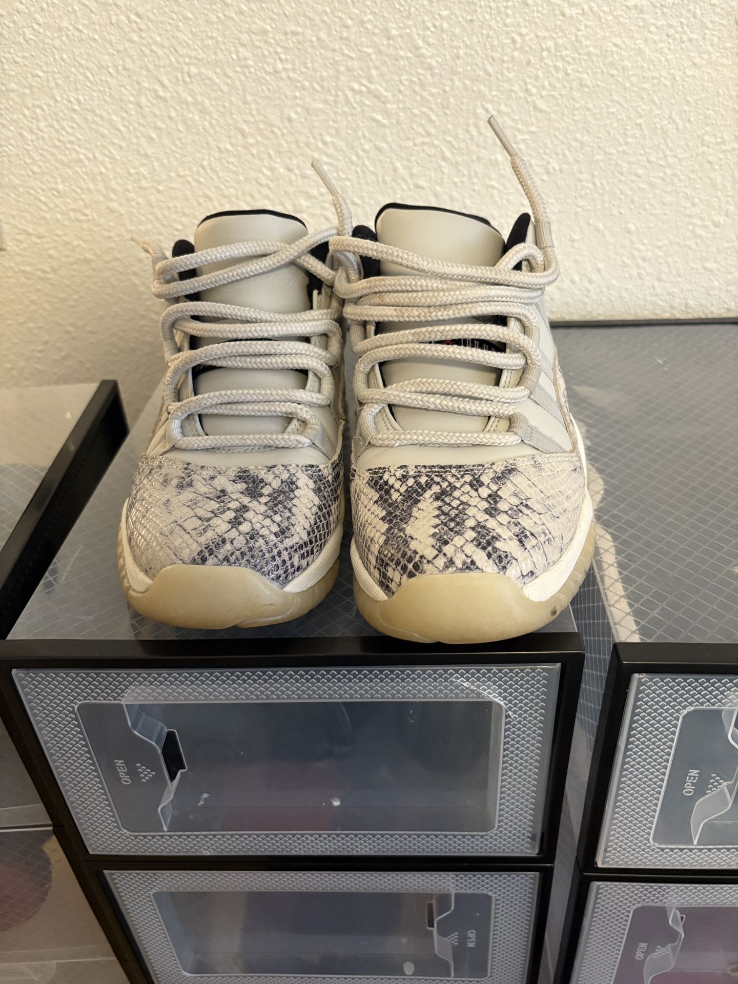 Jordan 11 Low Snakeskin