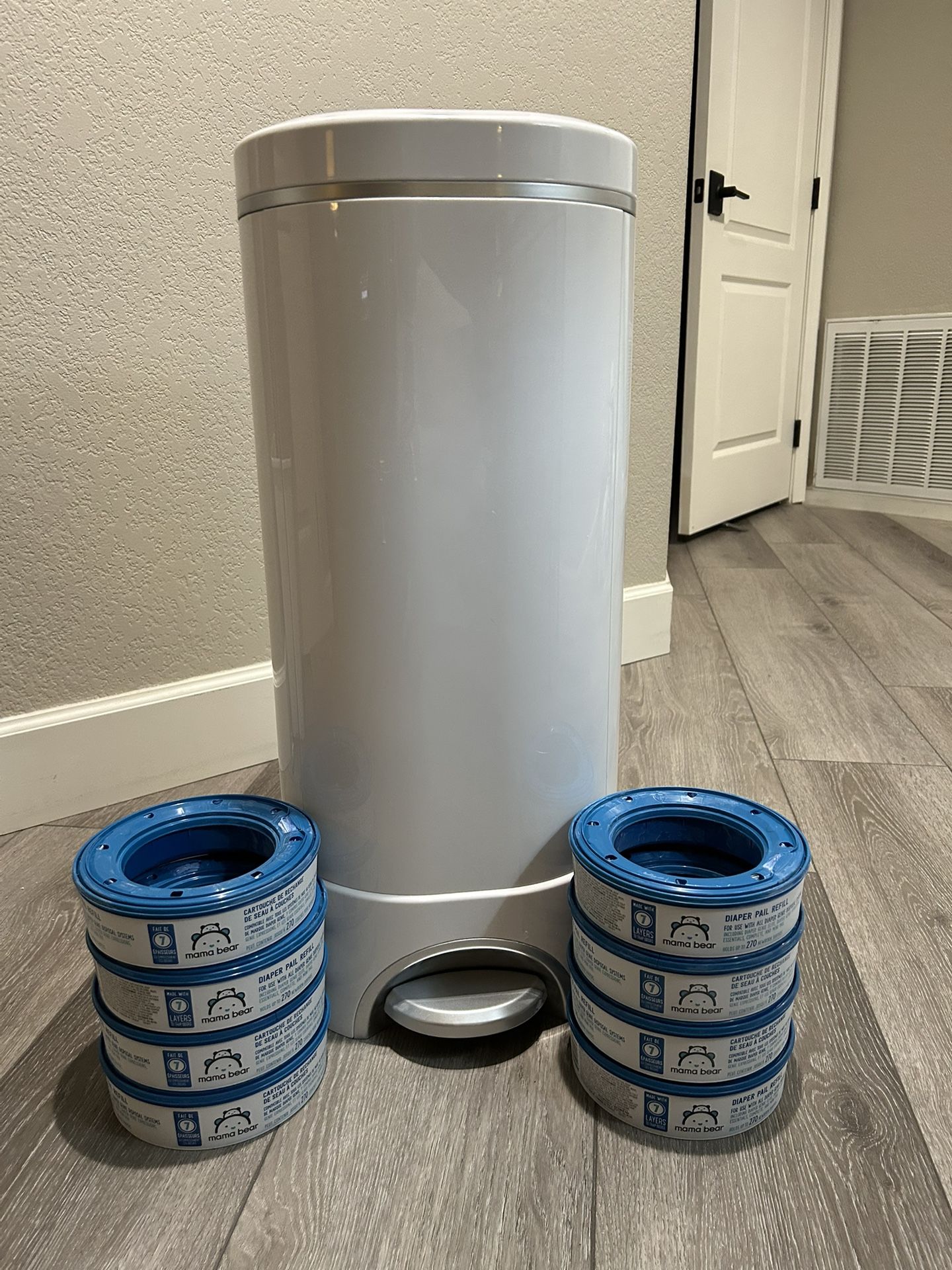 Munchkin Step Diaper Pail w/8 Mama Bear Refills