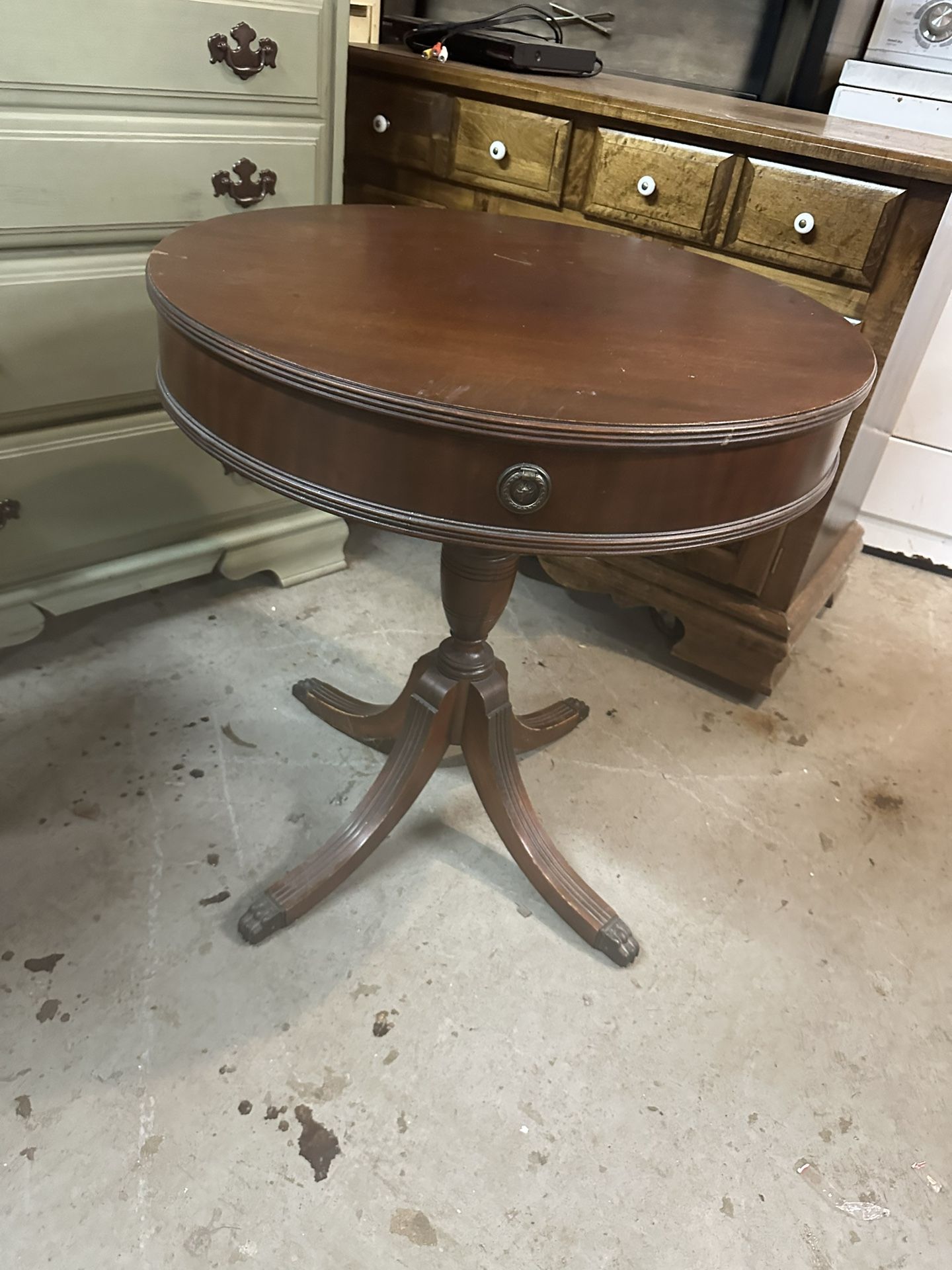 Round Parlor Pedestal Table