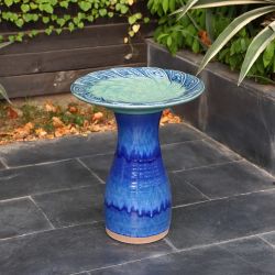 LuxenHome Blue Glazed Spiral Ceramic 20-In Tall Birdbath，P1898