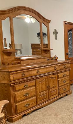 Oak Bedroom Set / Queen