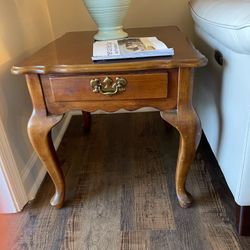 2 Matching Ethan Allen End Tables/ Night Stands
