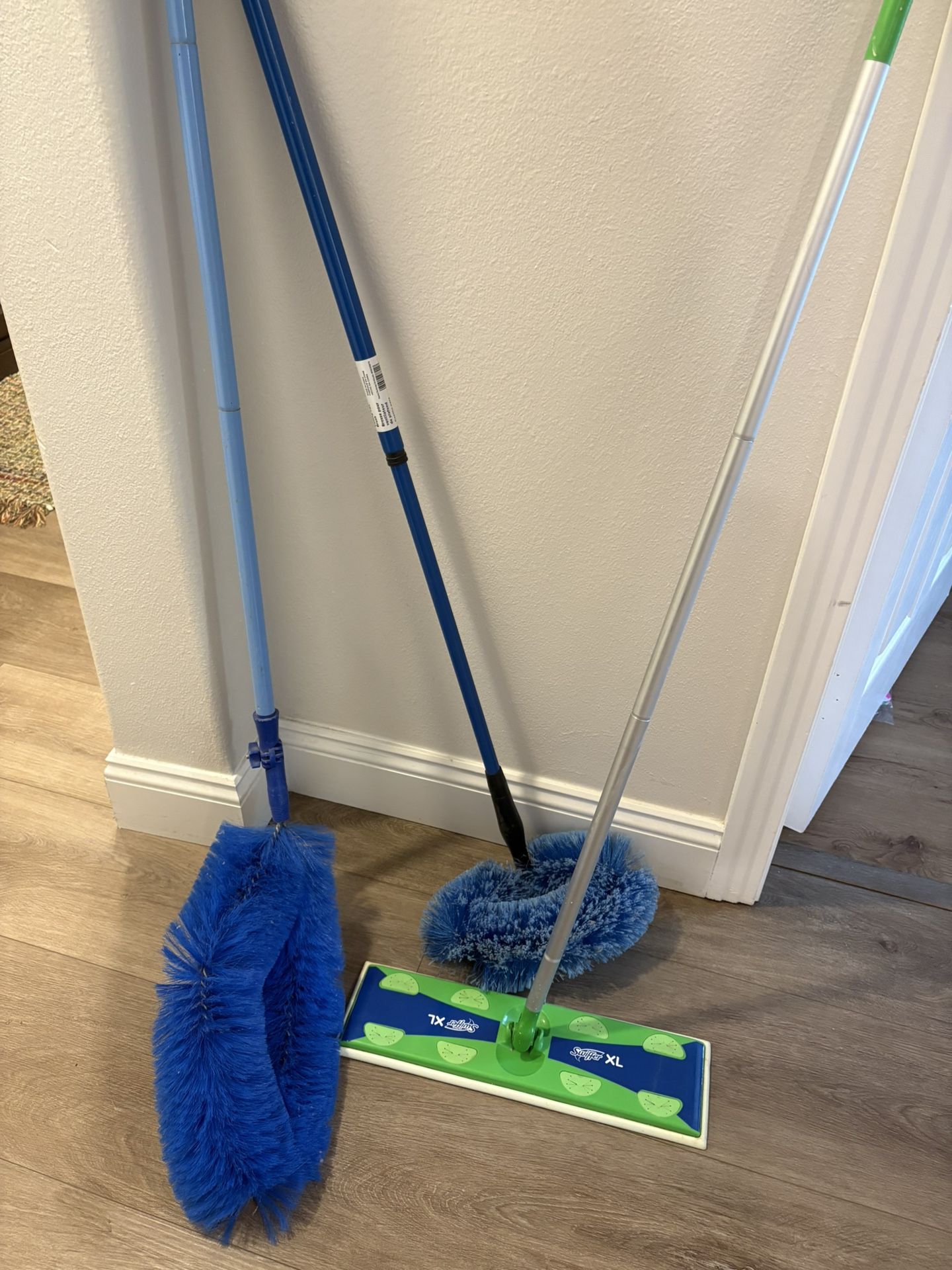 2 Fan dusters & XL Swifter - house cleaning tools - home - Simi Valley