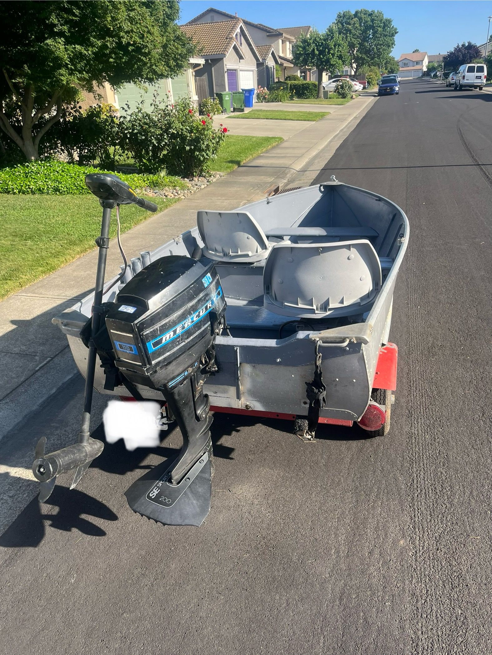 12 ft Klamath Boat and trailer With Motor