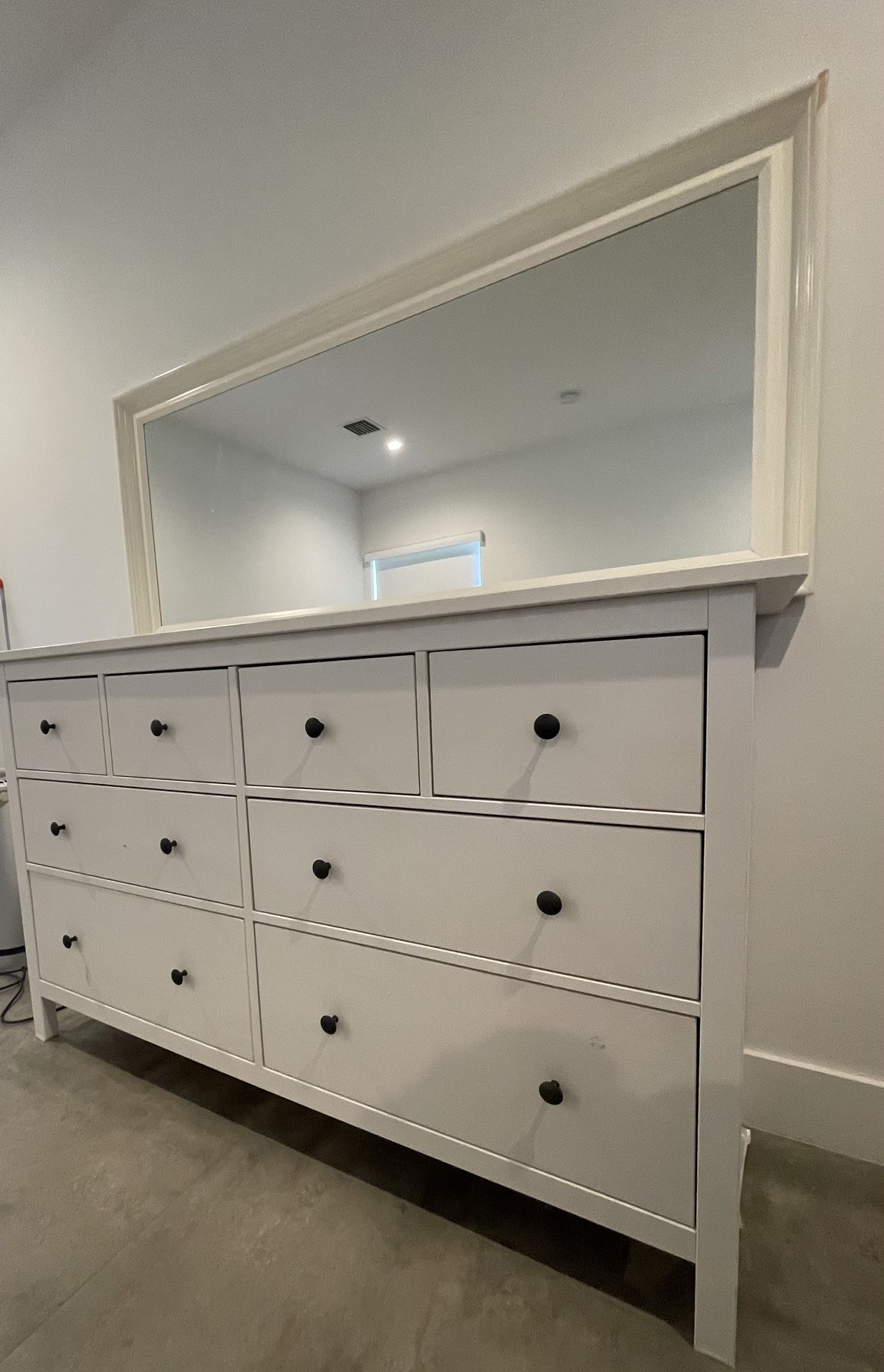 Dresser With Mirror