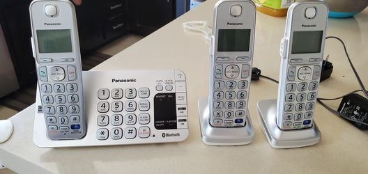 Panasonic KX-TGE273S Link2Cell Bluetooth Enabled Phone with Answering Machine & 3 Cordless Handset 