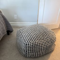 Article “Ren” black and white pouf