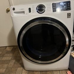 GE front-load washing machine with the UltraFresh Vent System.