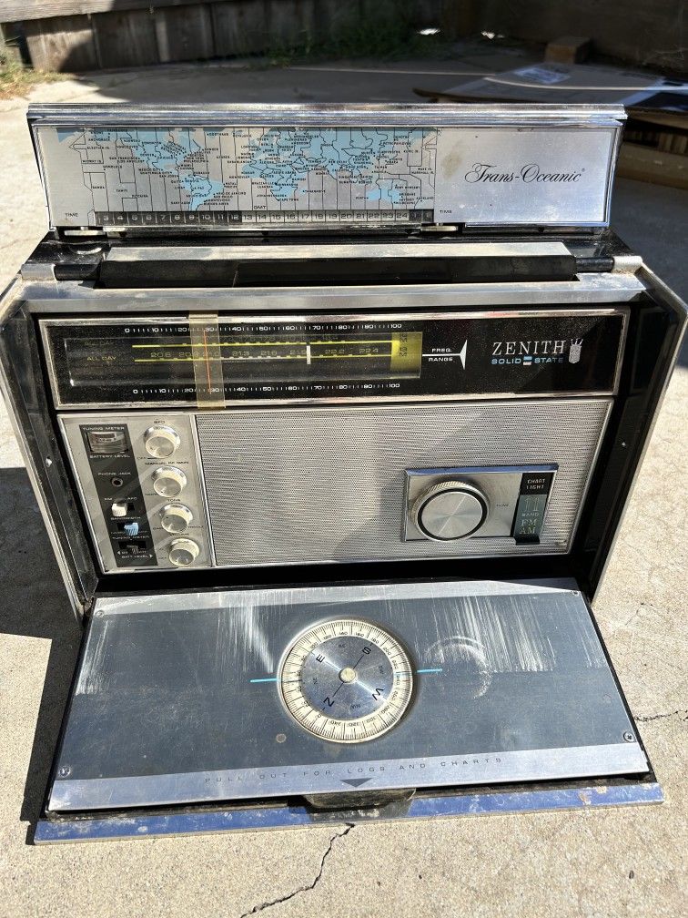 Zenith Solid State Trans Oceanic Radio