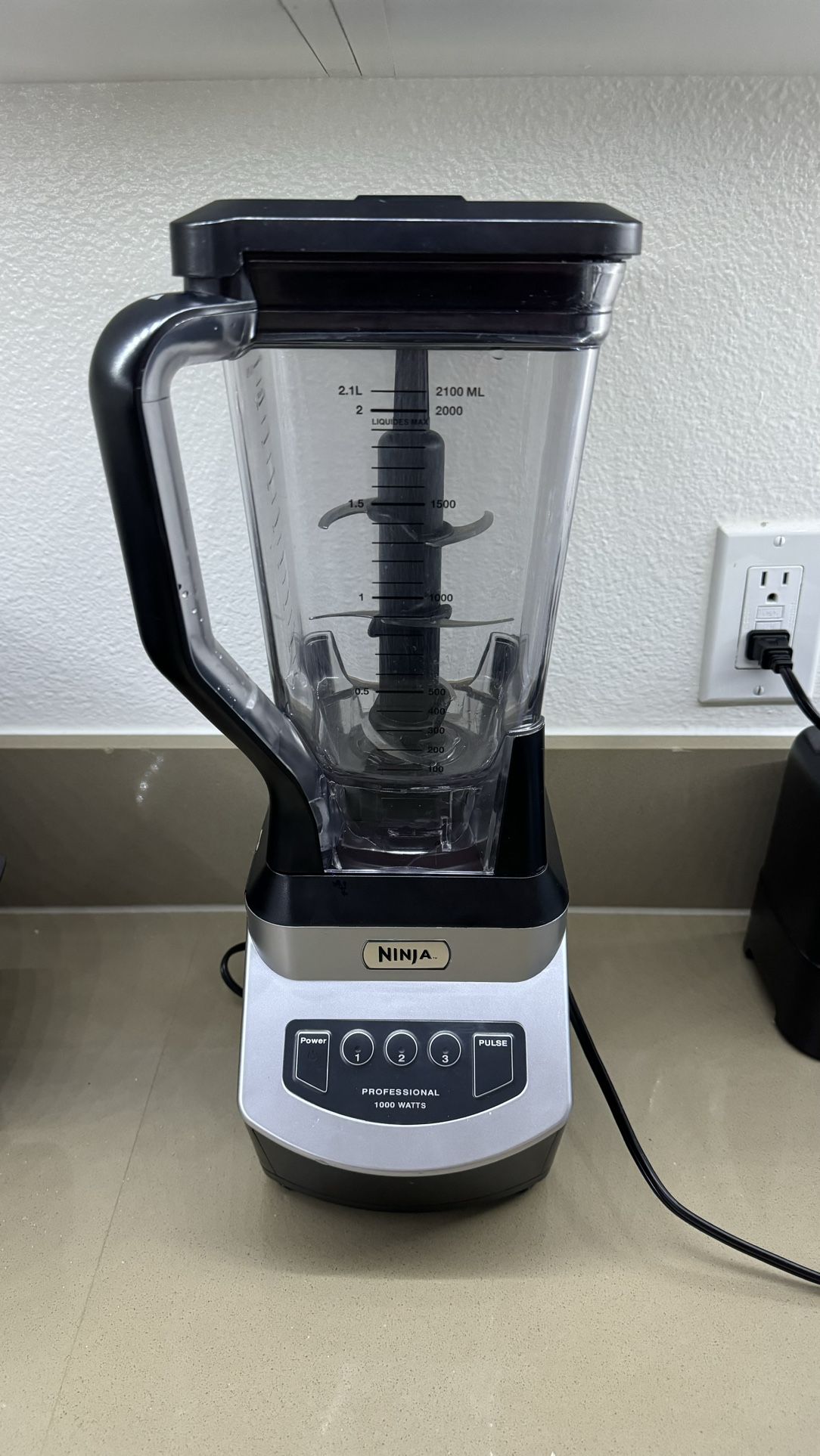 Ninja NJ 6000 professional 1000 watt blender for Sale in Irvine, CA