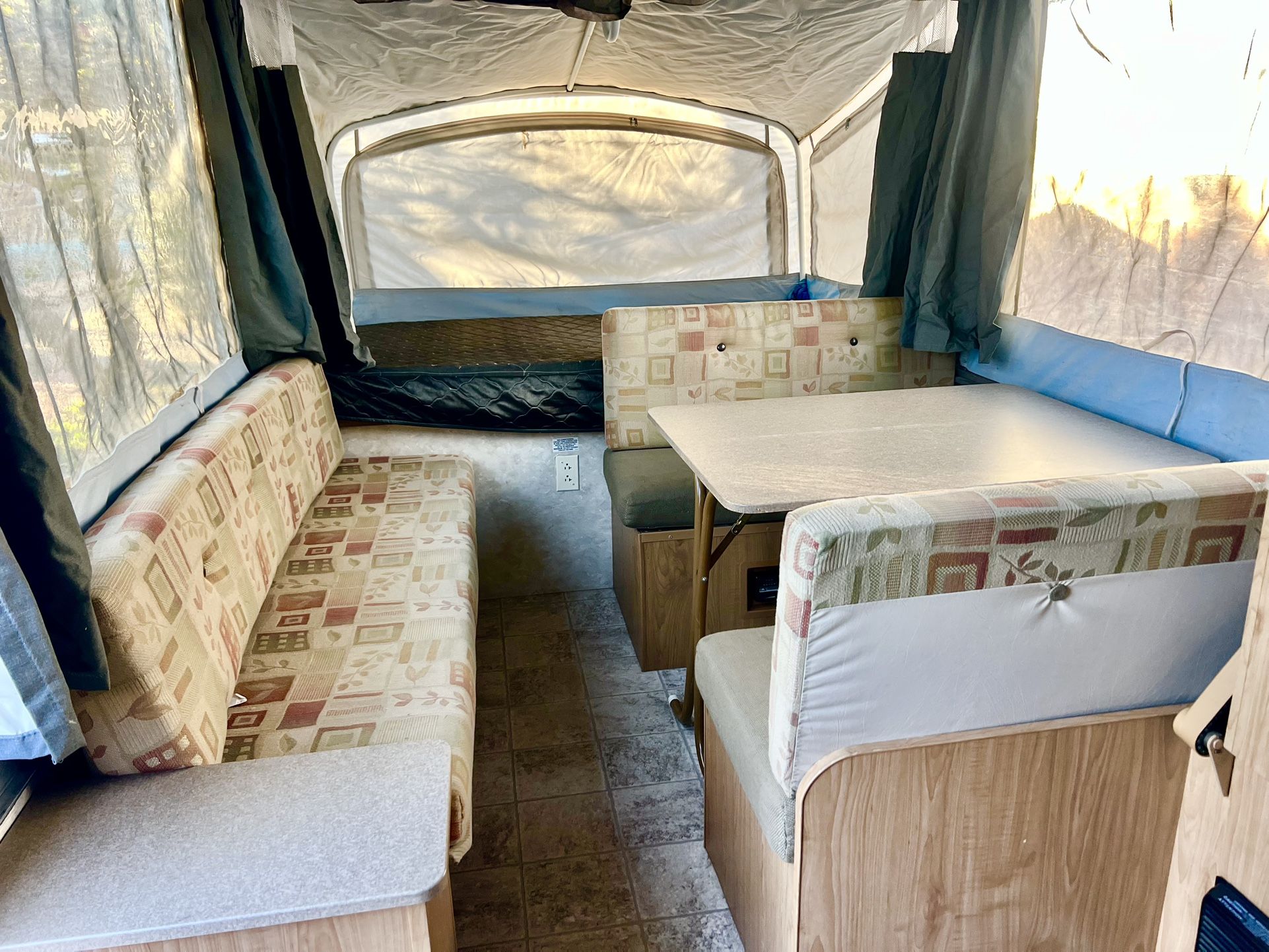 2007 Fleetwood Trailer tent