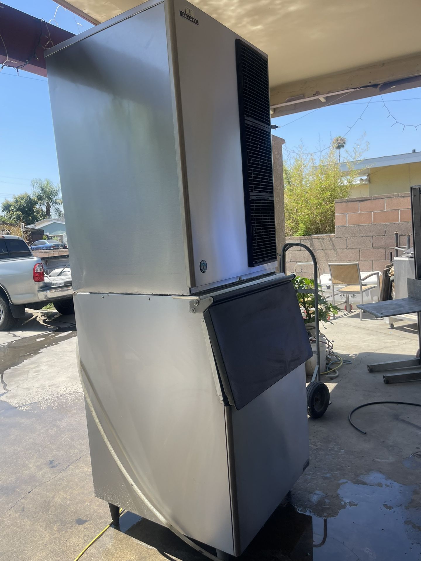 Ice Machine Hoshizaki 1275lb /24H Ice Maker , with Storage Bin , Air Cooled , 220V in Great working Conditions