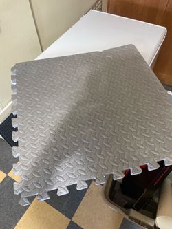 Interlocking foam gym floor tiles